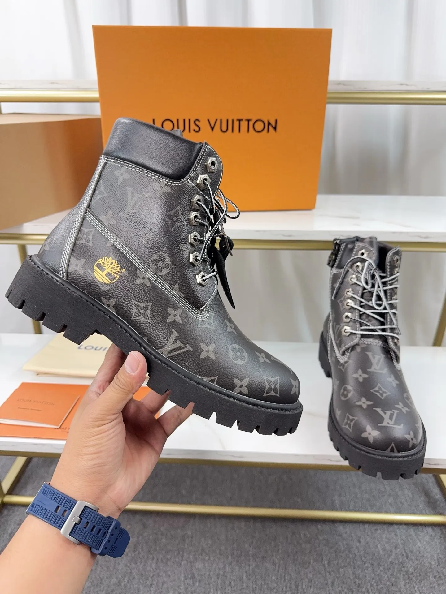 Couple model 💰700 ❤️Top version: Couple model LV x Timberland Timberland joint model Presbyopia Embossed Rhubarb boots Ankle boots Short boots LV x Timberland ankle boots are made of Monogram embossed waterproof nubuck cow leather, relying on the brand's exquisite craftsmanship to carefully reshape the classic Timberland 6-inch boot shape in Italy, and make an eye-catching appearance in 2024 created by Pharrell Williams with American workwear style Autumn and winter menswear show. Monogram embossed tongue, original Timberland laces and outsole are exquisite details, and the leather label expresses the cooperation logo. Exquisite packaging at the delivery counter🛍📦 ▪️Material: Original customized imported first-layer cowhide ▪️Inner lining: Original customized leather lining/mesh lining ▪️Outsole: Original molded anti-slip rubber material ▪️Sole thickness: 3.5CM ▪️Size: Women's 35-40 Men's 39-46